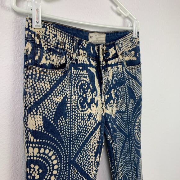 Free People 61855 Discharge Bali Print Indigo Boho Festival Flare Jeans 26 - Picture 4 of 9